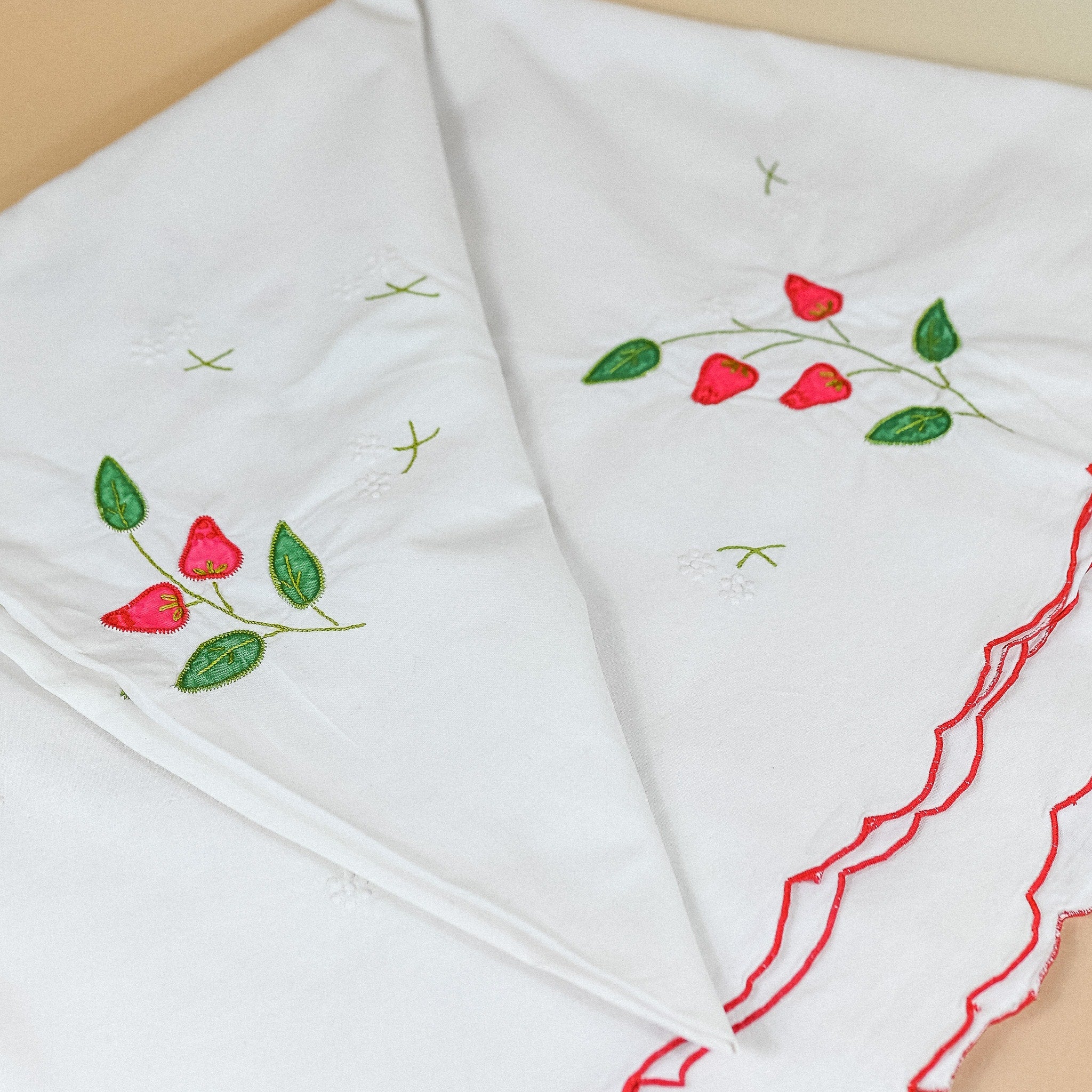 Set of Tablecloth & 8 Napkins Strawberry Embroidered