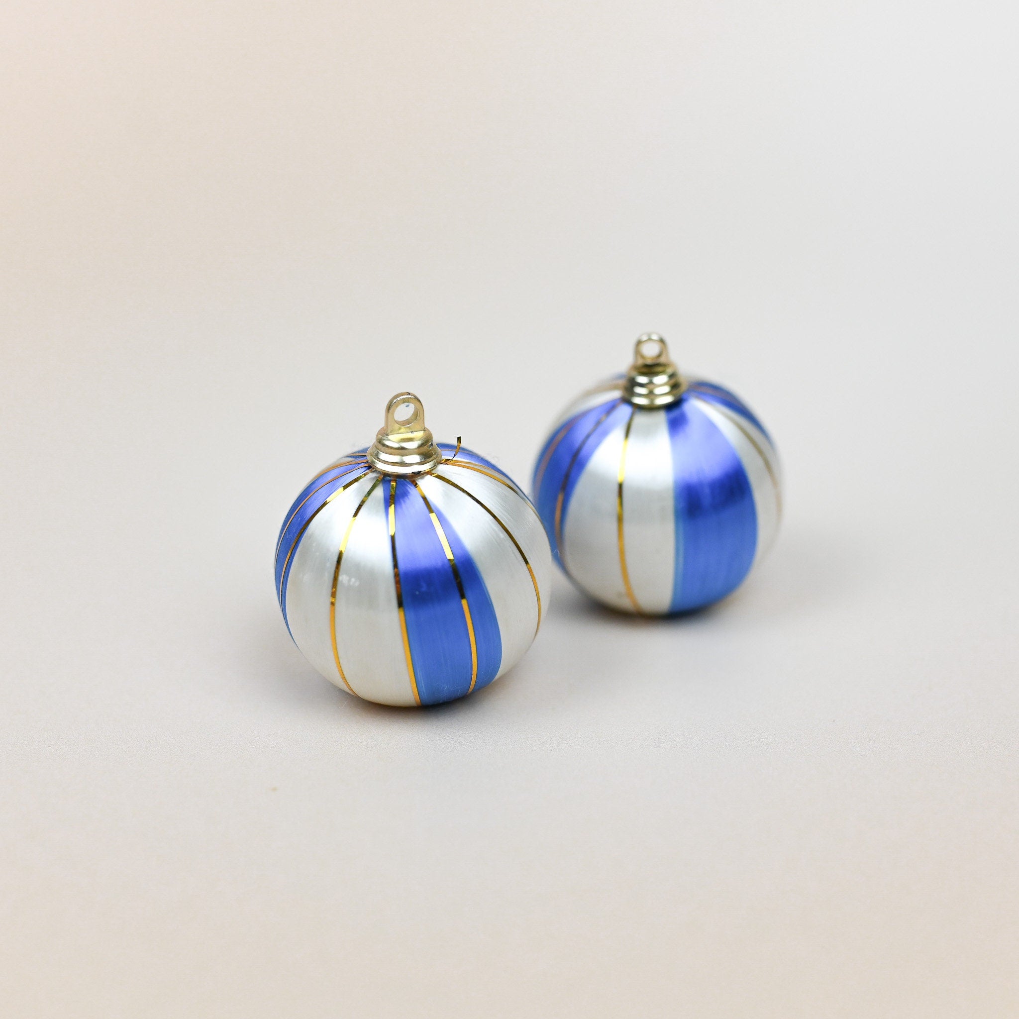 Seventies, White & Blue Thread Bauble, Set of 2