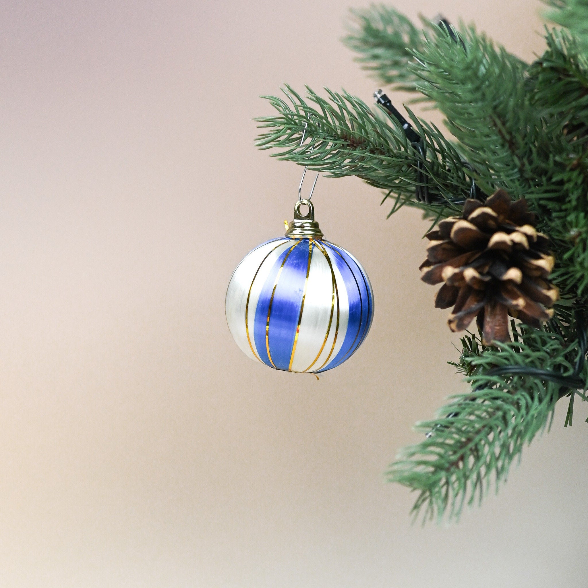 Seventies, White & Blue Thread Bauble, Set of 2