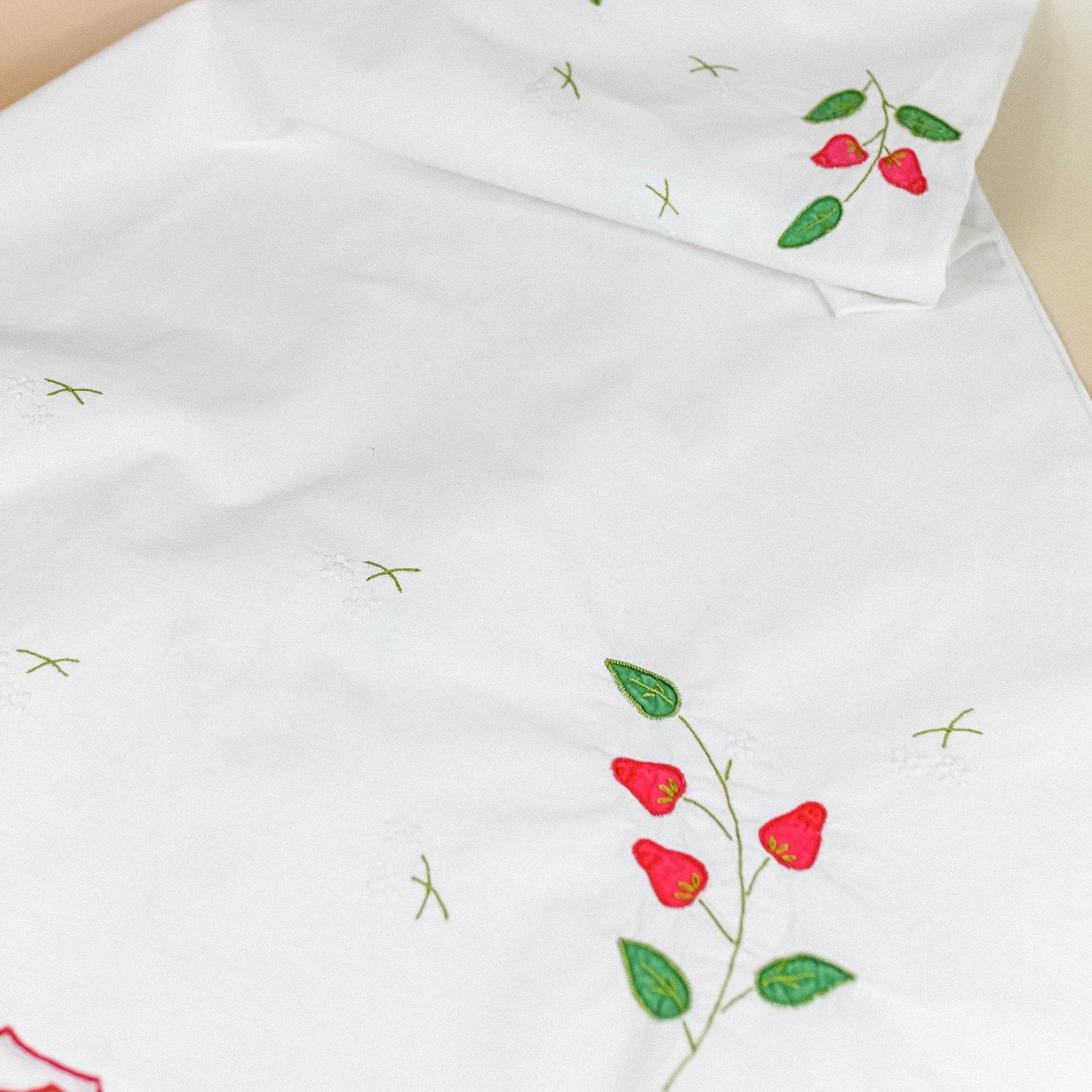 Set of Tablecloth & 8 Napkins Strawberry Embroidered