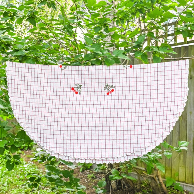 Tablecloth Embroidered Cherry with 8 napkins